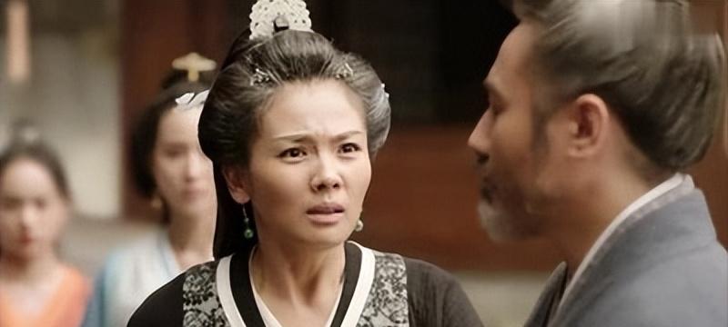 司马懿晚年，嫌弃50多岁的发妻张春华年老色衰，不愿与她住一屋，他搬去宠妾柏夫人卧