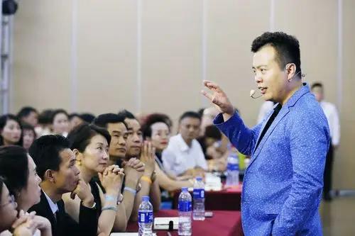 7年骗3.8亿 ！
一根头发卖6万露馅。

一个高中都没读完的农村小伙，竟成了万