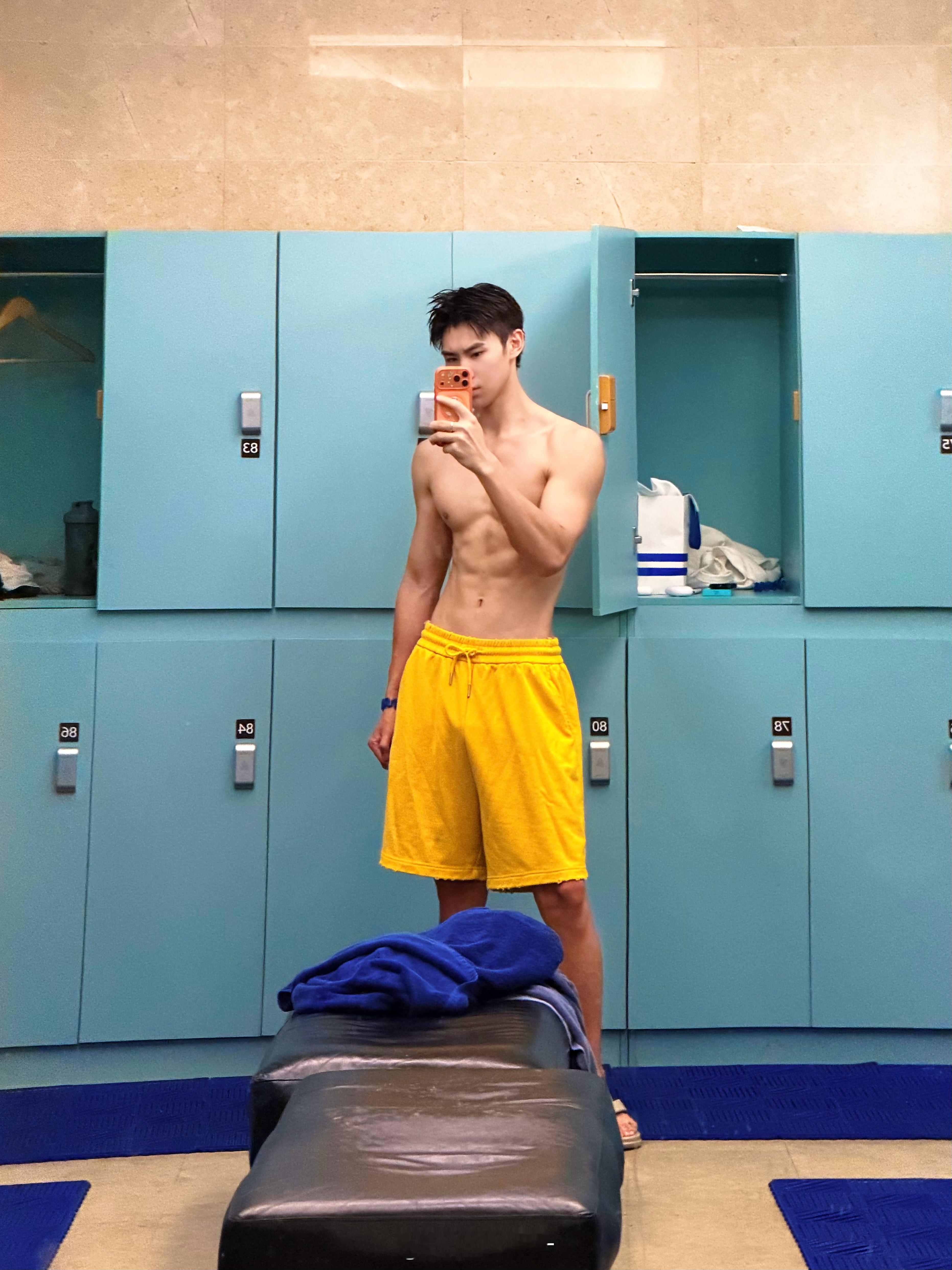 游泳前游泳后剪了短发像铁T哈哈  ​​​