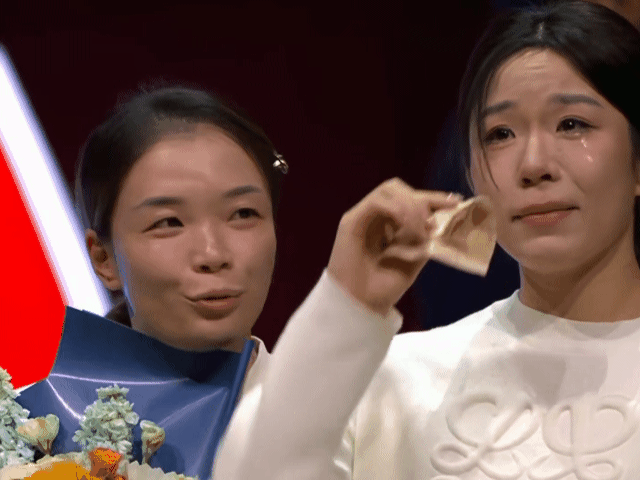 太刀人了[流泪]原来昨晚的退役仪式上，陈清晨也哭了啊[流泪]我以为就贾一凡哭得最