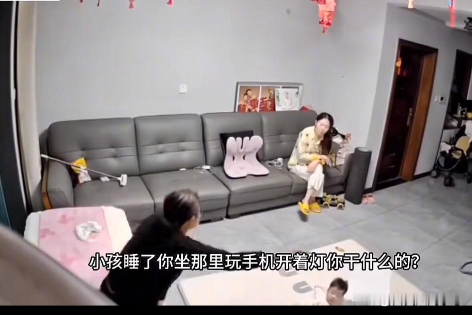 婆婆责备儿媳妇大白天开灯，儿媳妇说这是我家，我想开灯开灯想关灯关灯。

这婆婆是