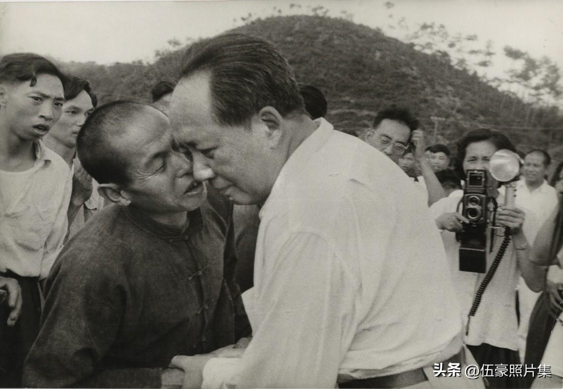 1959年，毛泽东主席重回韶山，和乡亲们亲切交谈的场景。这是他自1927年领导湘