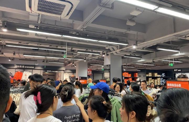 昨晚，和一位银行朋友聊天，他透露了一个令人诧异的消息。这届年轻人越来越清醒。 年