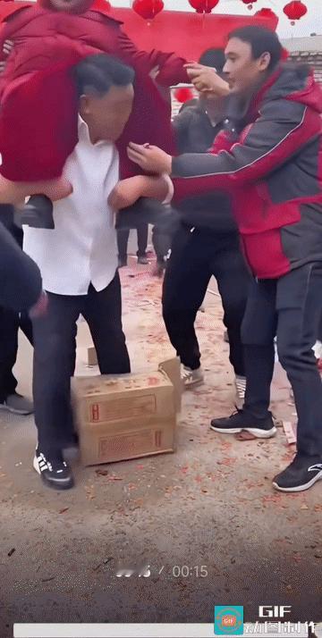 女子有吨位，男子好身板。江湖规矩，能驼起来才能进洞房。所以，此时此景，新郎他混身