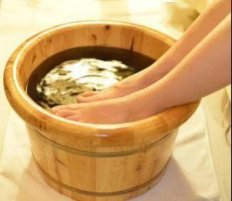 好多人天天泡脚养生，可方法全错了，难怪越泡越虚！
 
千万别以为水越烫越好，40