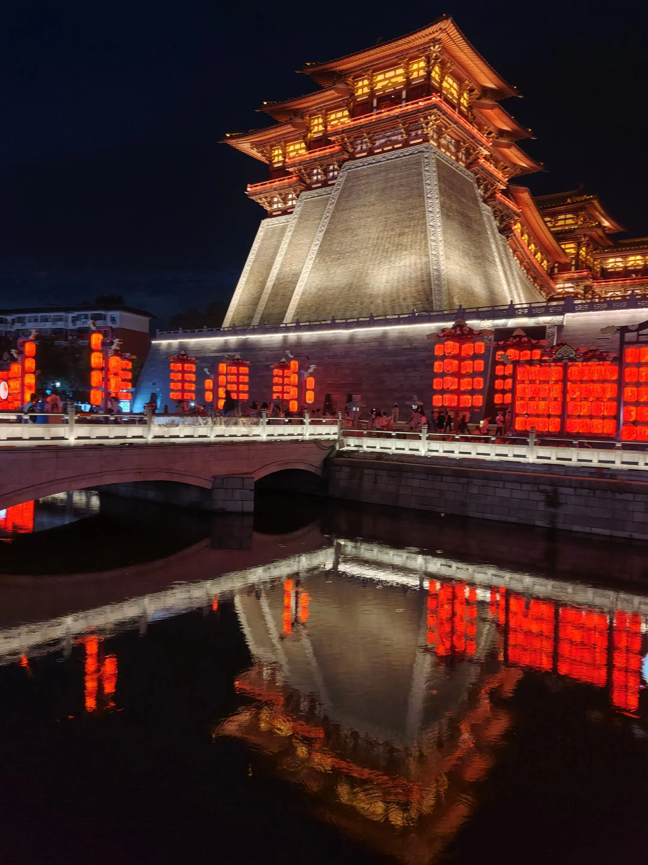 夜游古都洛阳城，神都夜景太绝了✨。洛阳的夜景真的美到极致！神都不愧是...