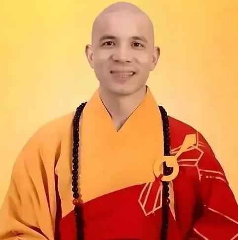 少林寺新方丈释印乐，上任才十个月，少林寺收入一下少了 许多，香客们上山，发现连高