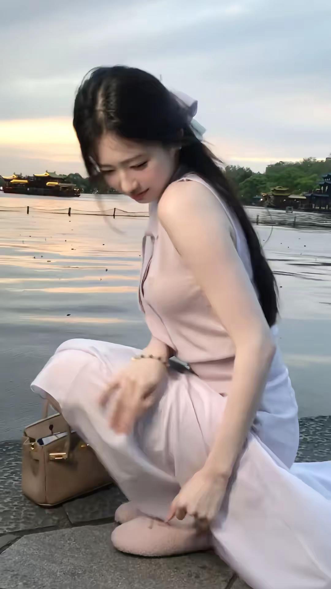 夏天的风。温柔气质纯欲 清纯白月光 温柔粉裙少女 湖边白裙美人