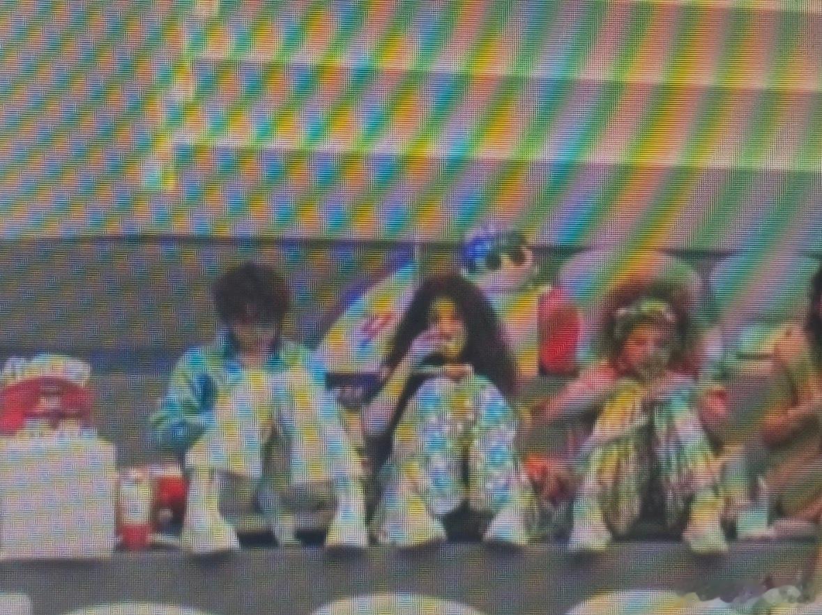 你们三个笑鼠我了李小冉每次坐哪都把哪变成小吃街你们是跟淡姐学的吧，不过公主就不要