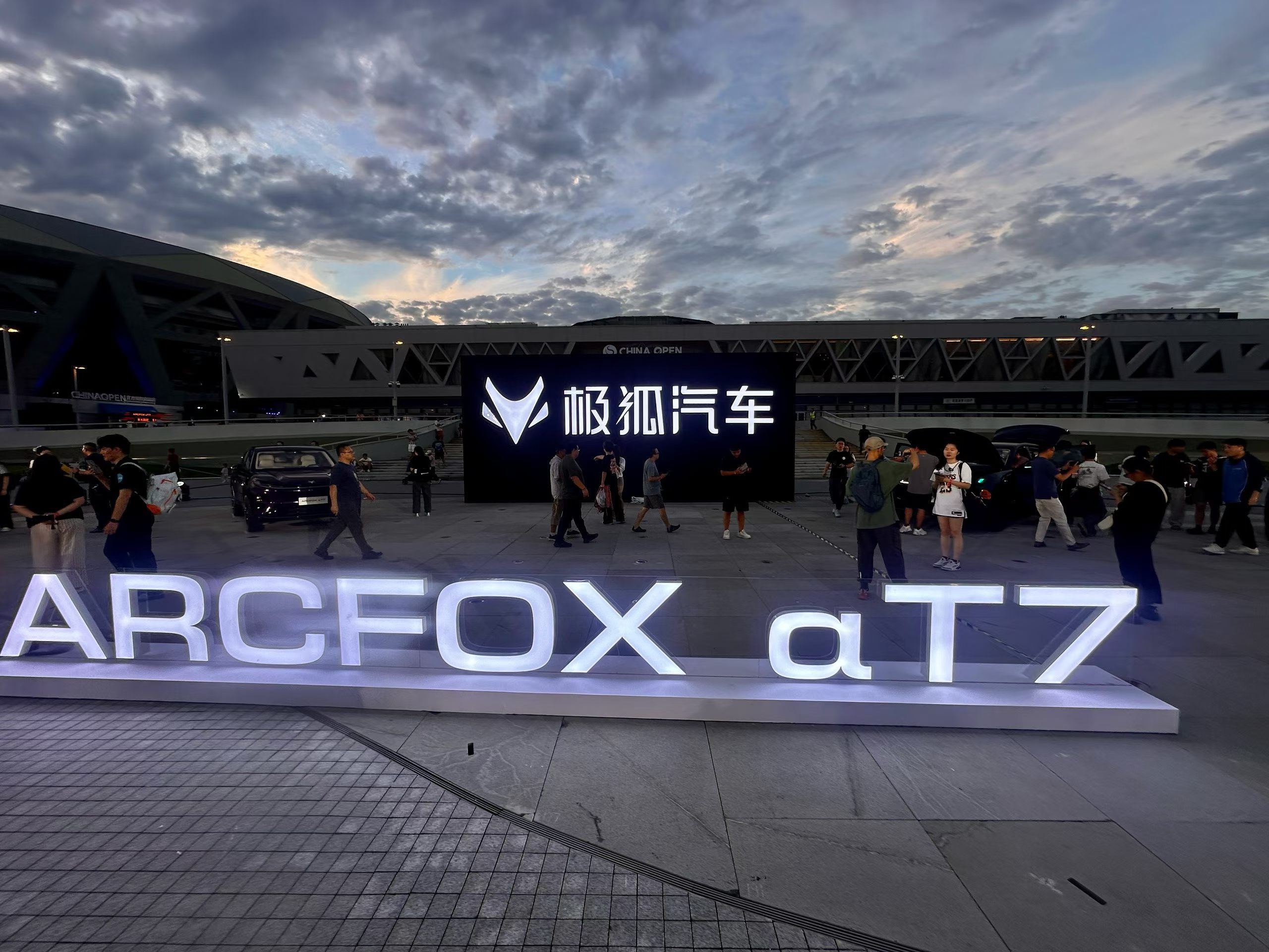 美的超预期，这句Slogan怎么样？阿尔法T7，智美大五座SUV，要把30-40