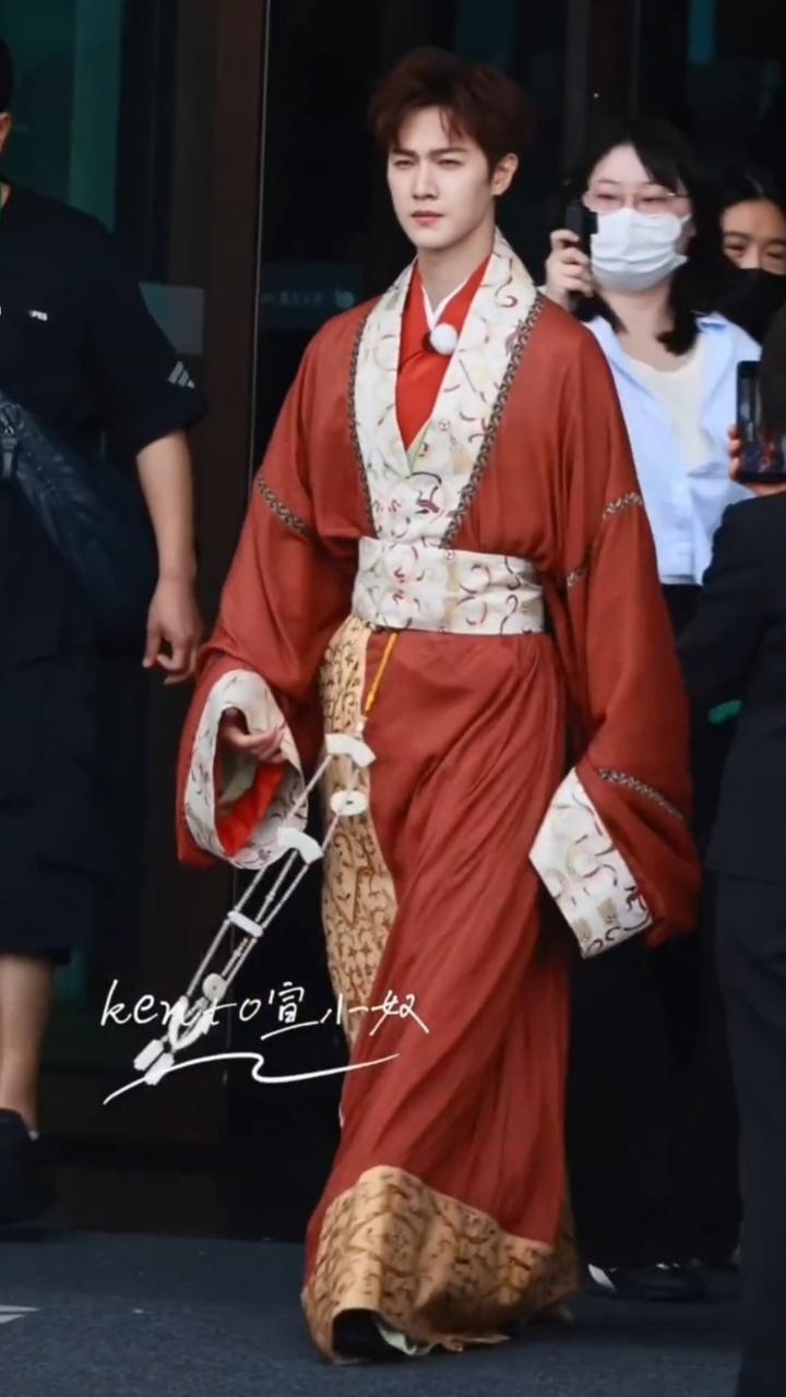 李昀锐差点被绊倒李昀锐差点被衣服绊倒 李昀锐一出门就忙着和粉丝打招呼、做饭撒，注
