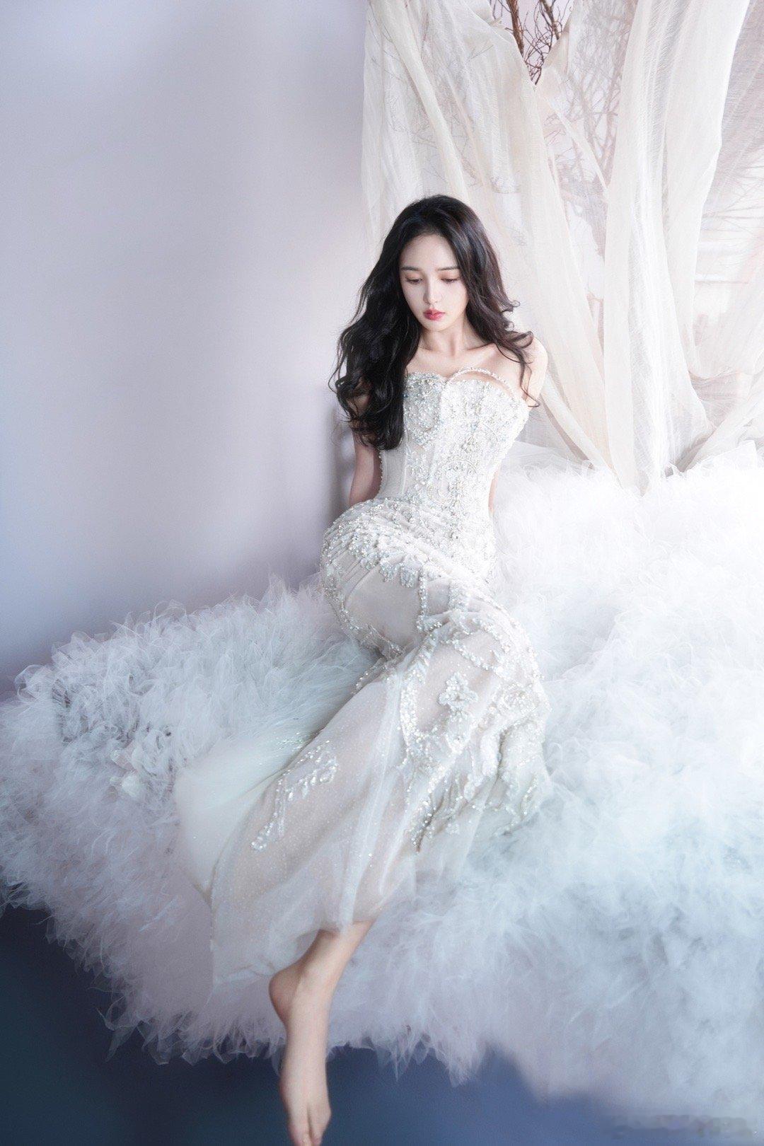 靳梦佳这8年我知道你是怎么过的从2018到2025，靳梦佳在跨年舞台上完成了最美