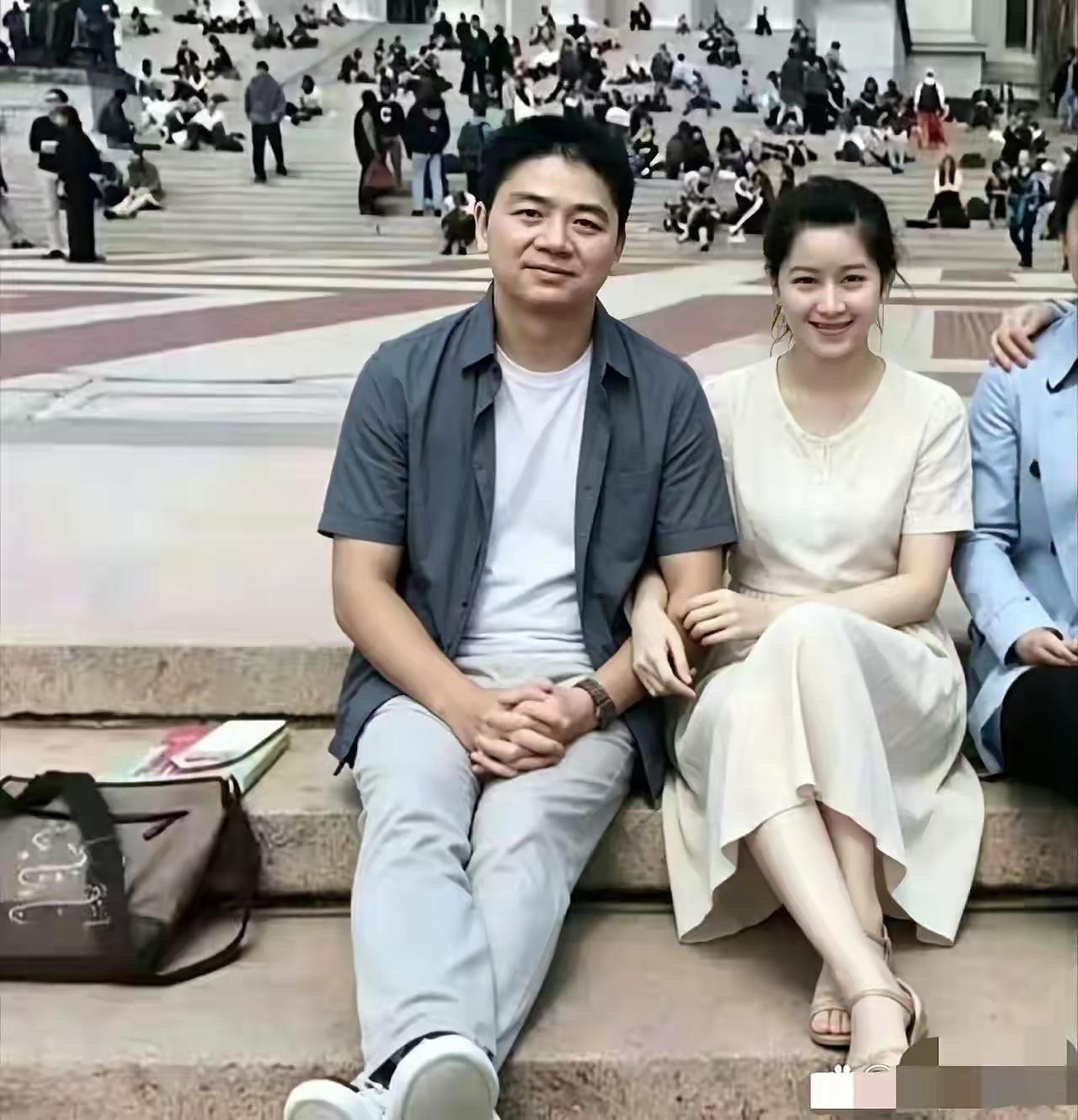 刘强东与章泽天：哥大相遇的那段往事
 
这张经典合影，拍摄于2013年的哥伦比亚