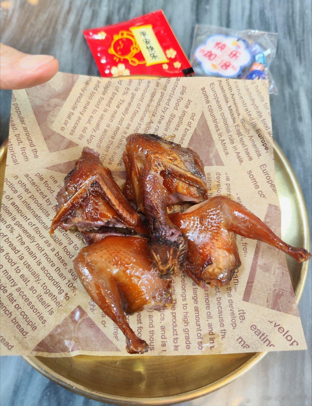 小帅哥金榜已题名，再来金榜上街……觅食。①三皮奶：双皮奶上面加一块甜牛乳。②龙眼