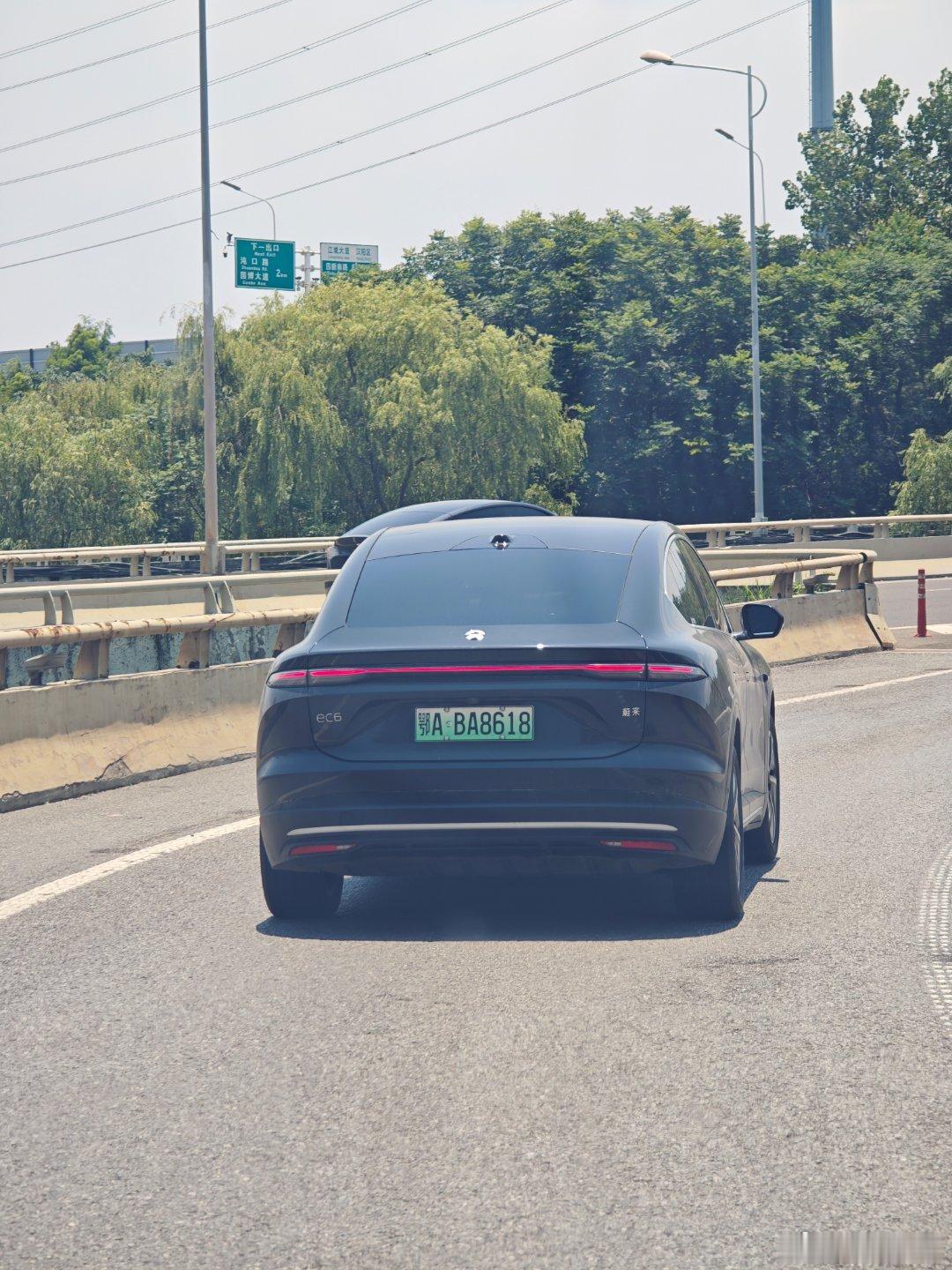 上班路上偶遇我朋友了 去年我买et5t的时候跟我一起买的ec6 当时我还觉得es