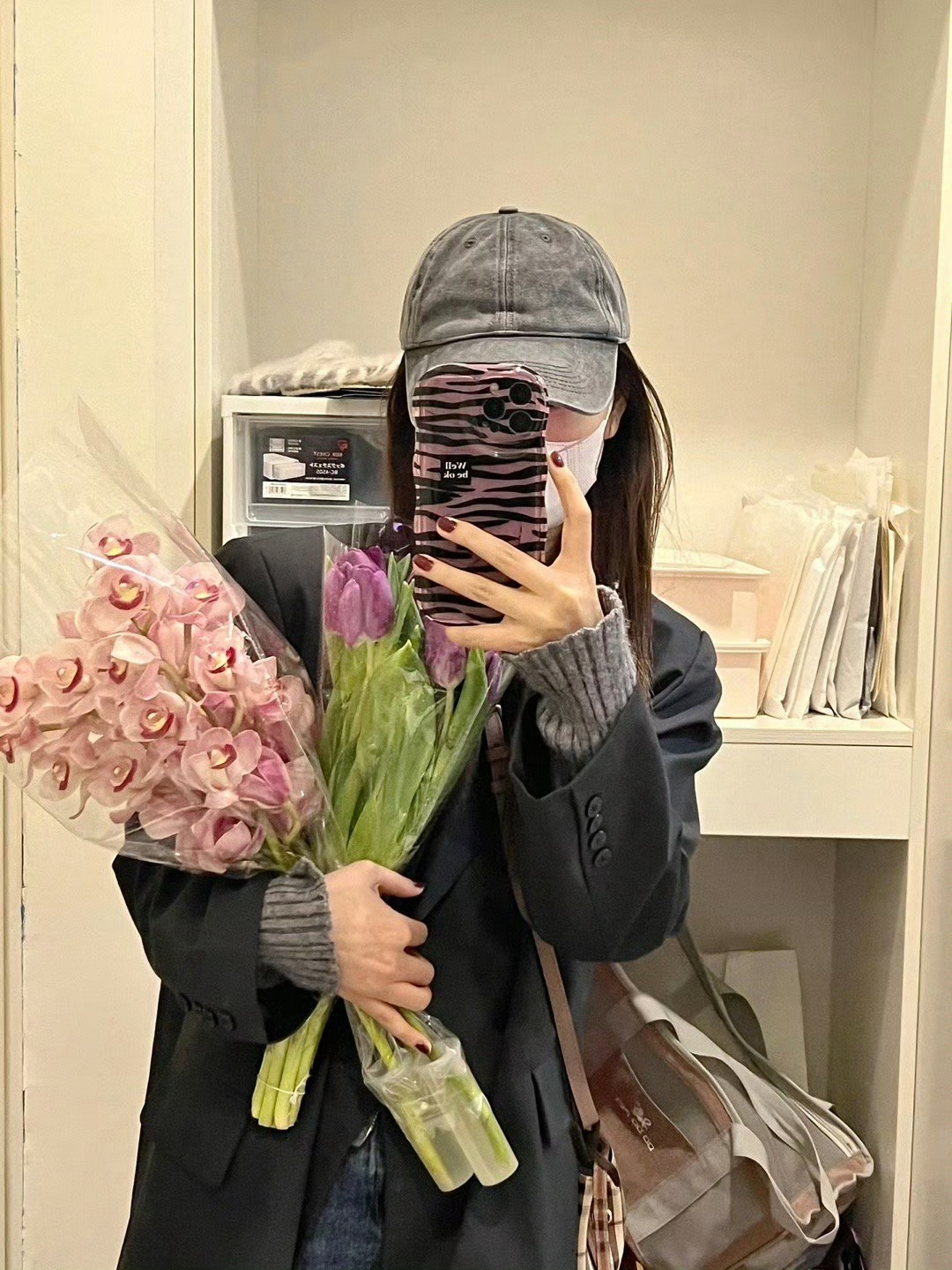 还没来得及尽情绽放女人味,岁月的老人味就先一步找上门了,连温柔都带着疲惫。 