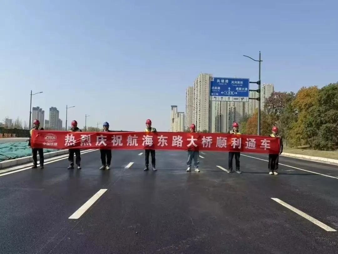 喜讯：郑州向东又一座大桥通车了！
国庆前夕，历经7个多月的施工，郑州商都路大桥正