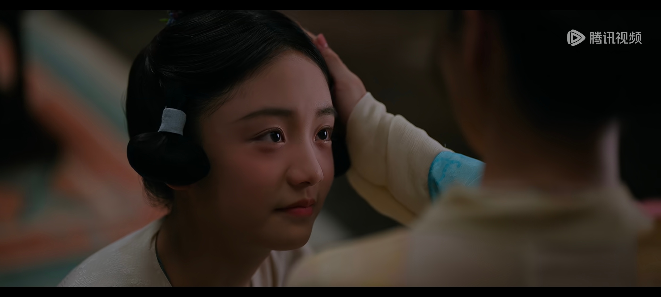 青霜好萌啊，其实前面就暗示了青霜不存在，两人一起睡的时候床下鞋子只有一双 