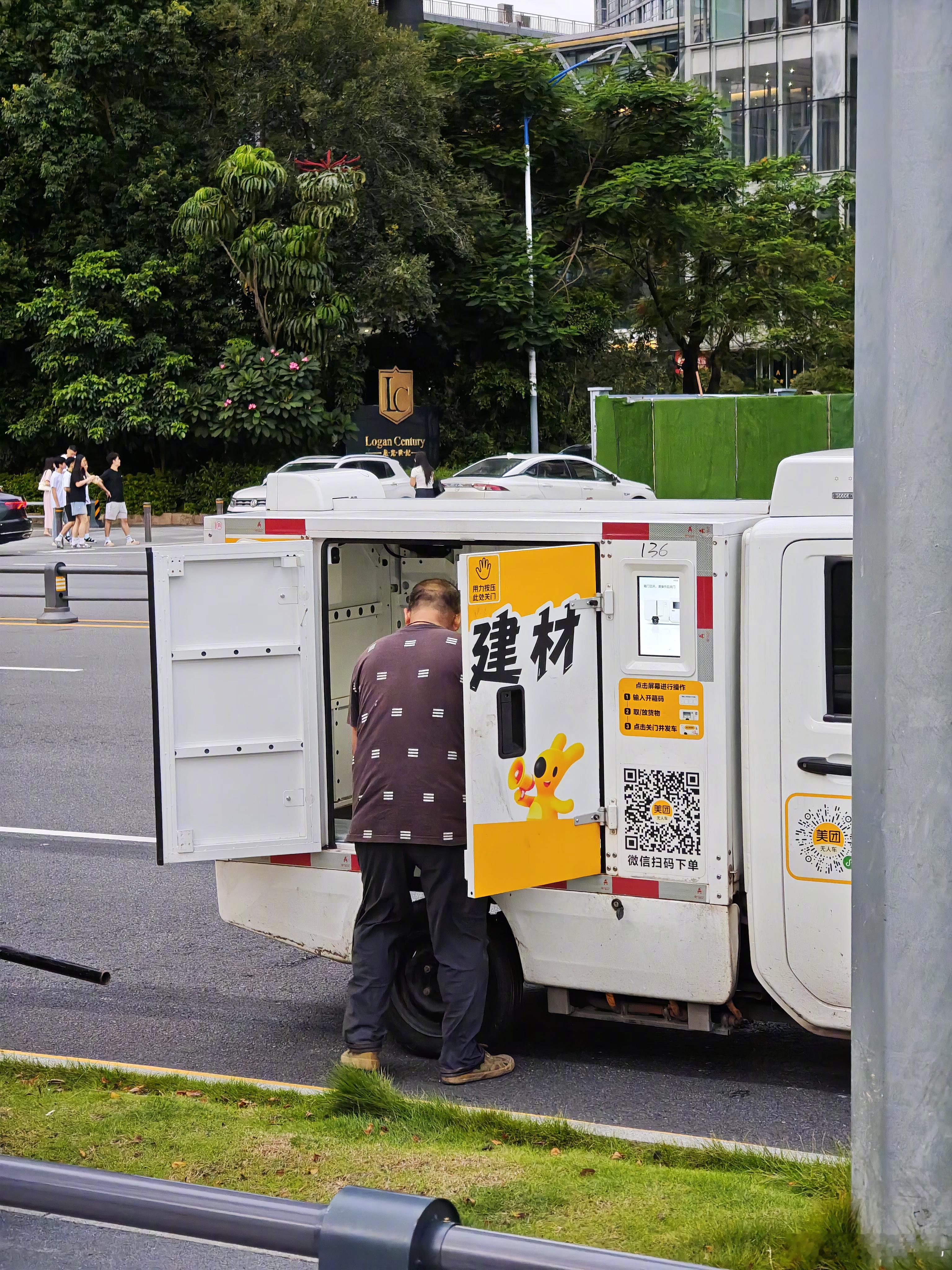 不止网约车被 Robotaxi 抢市场，人力货拉拉也快了。最近深圳好多小型货车在