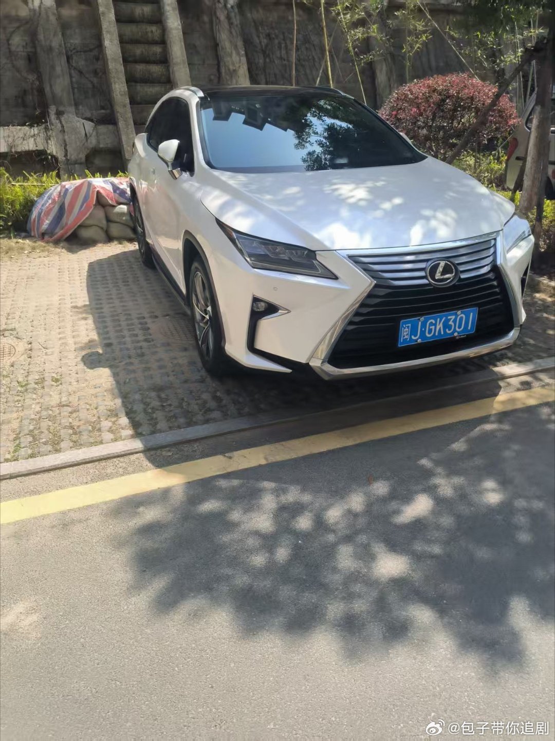 汽车算是具身智能吗汽场全开 我家车的导航总带着股海腥味。清晨从墟沟出发，刚过隧道