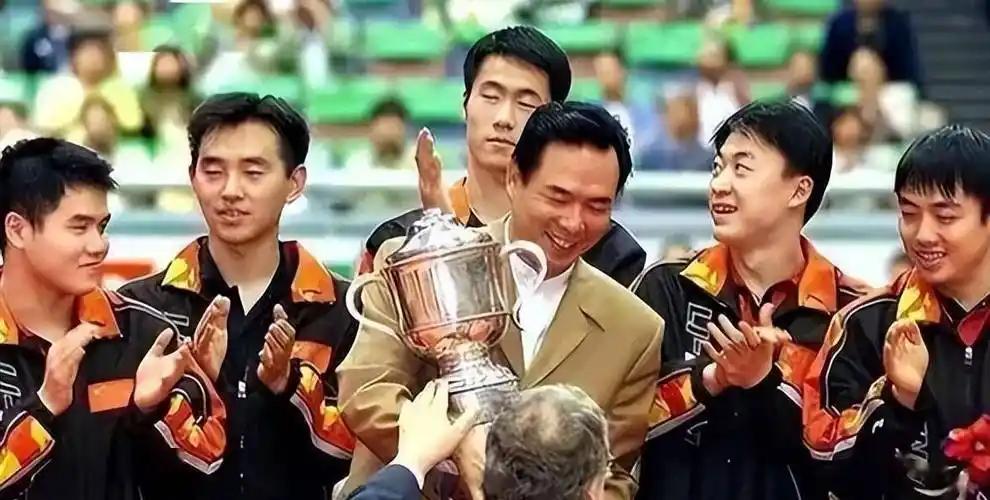 这张照片记录了乒坛教父蔡振华与中国男乒的辉煌时刻：

5位球员中，我只认出了高大
