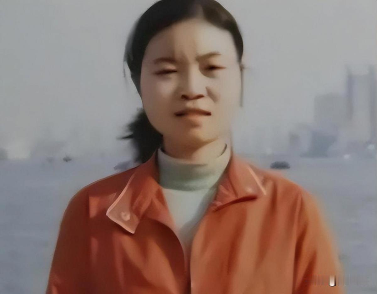 女研究生带母亲上学，两人同睡一张床，两个月后她绝望了，在宿舍用毛巾自缢身亡。她的