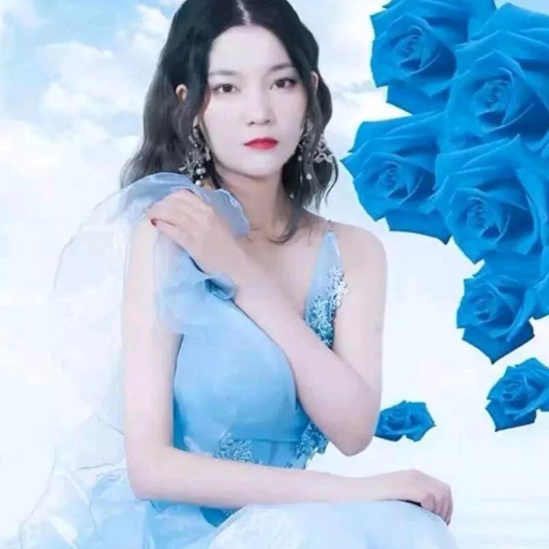 梦幻蓝调仙女，飘逸裙摆与玫瑰花瓣共舞梦幻蓝调少女 梦幻花裙风格 粉玫瑰仙子 裙摆