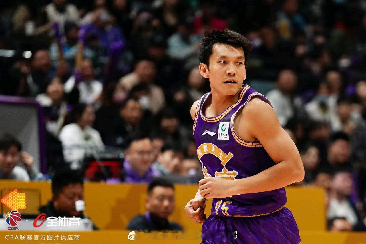 属于“草根”的历史时刻！矣进宏！
一赛季的苦苦等待，北控球员矣进宏终于迎来了上场