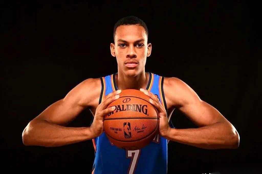 那个夏天在NBA十字韧带撕裂的外援贝兹利，回来了。
所有人都以为他这赛季彻底报销