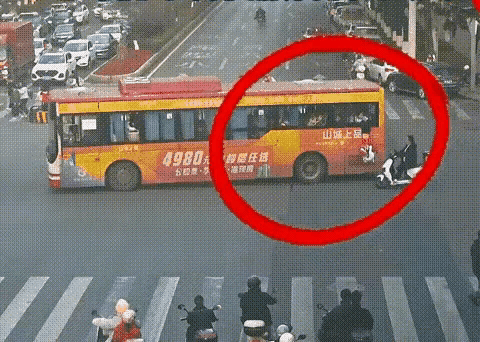 电动车主，为了救人，连车都不要，真是太英雄了 ​