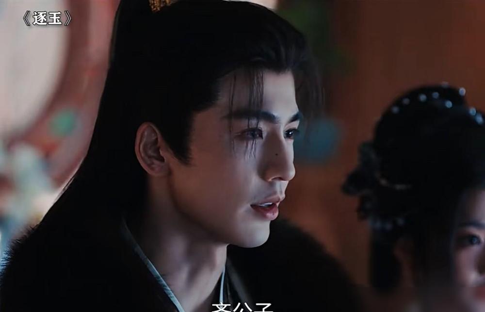 这权谋剧的反转真够劲。
四岁的皇长孙，家破人亡后被母亲换了身份，埋进仇人的王府