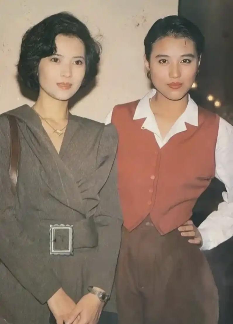 这是1989年，蓝洁瑛刚出道5年凭借《还我本色》，拿下“马来西亚十大最受欢迎香港