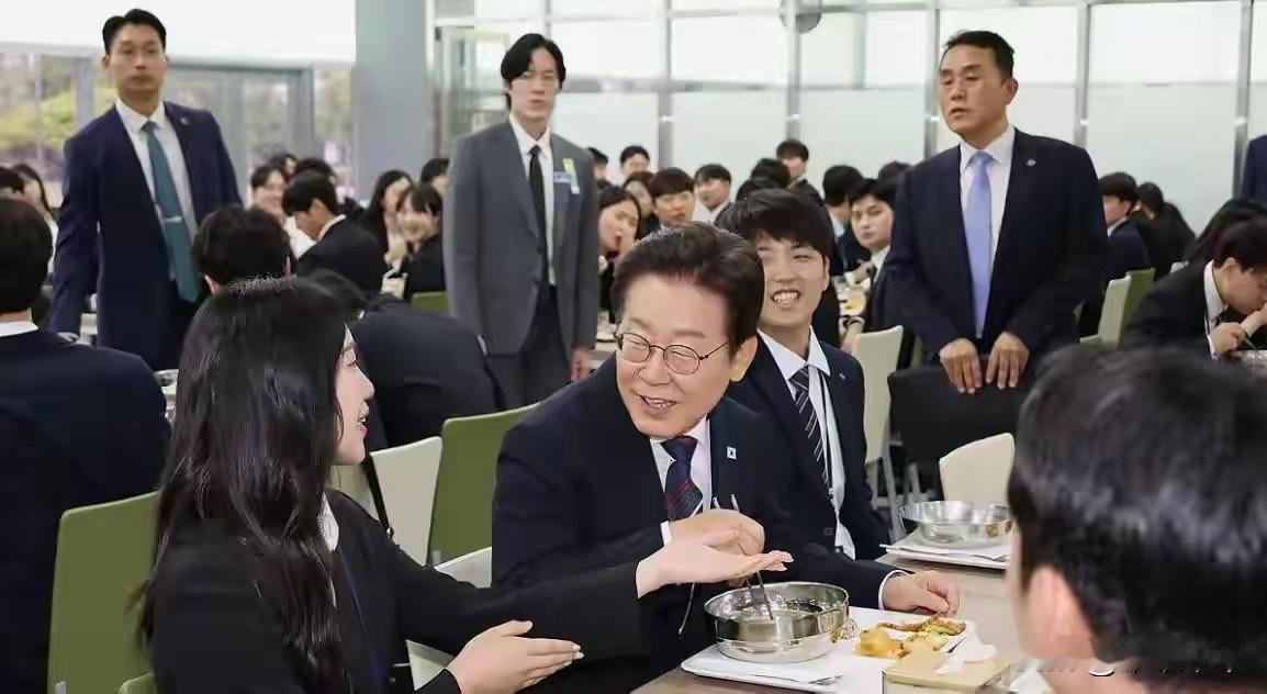 总统也不自由，在食堂吃饭和“美女”聊天时，不但远处的众人目光纷纷聚集于集，保镖的