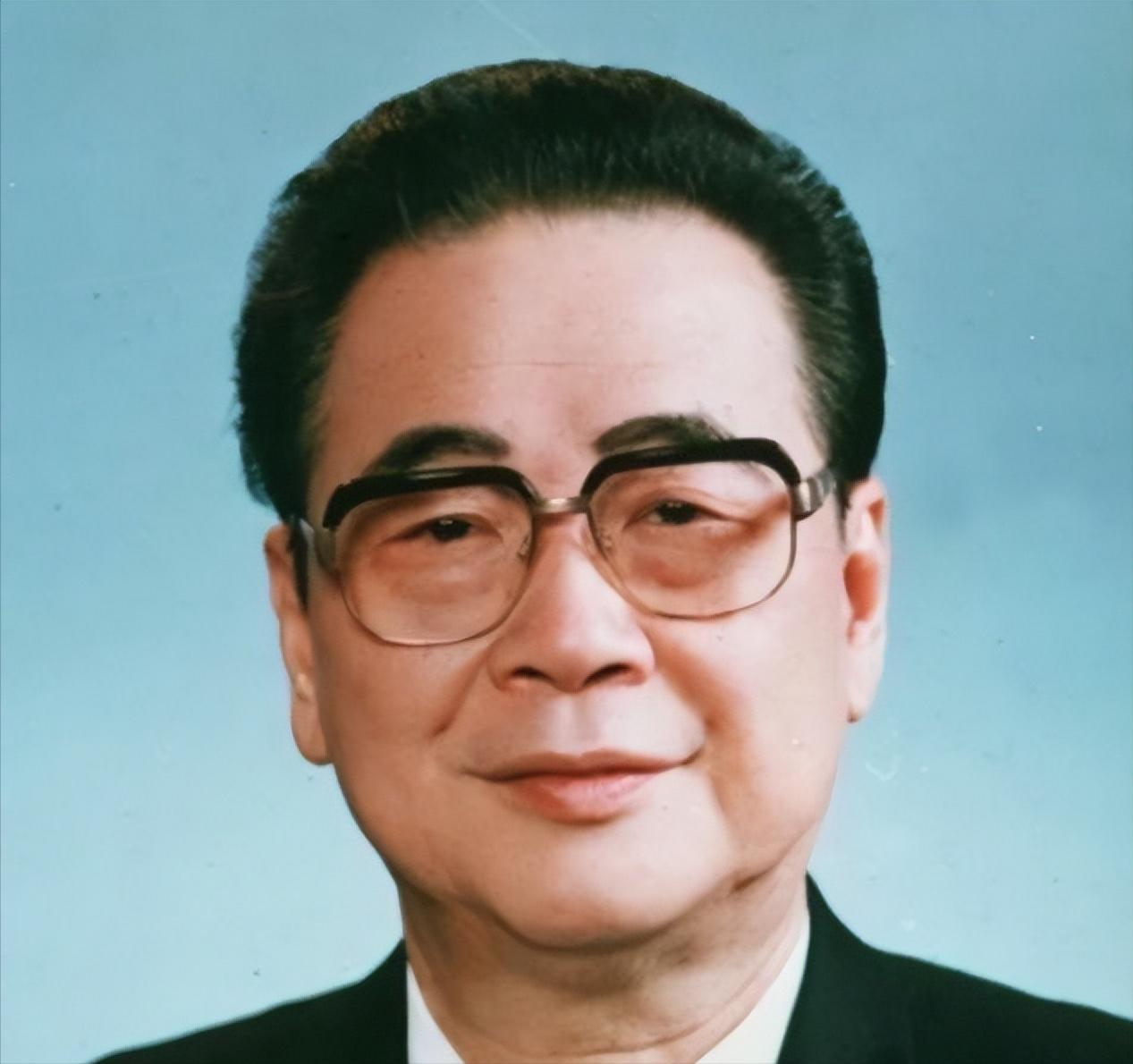 1992年7月，邓颖超因病离世，谁知，邓颖超去世前一日说出的是“李鹏”二字，这背