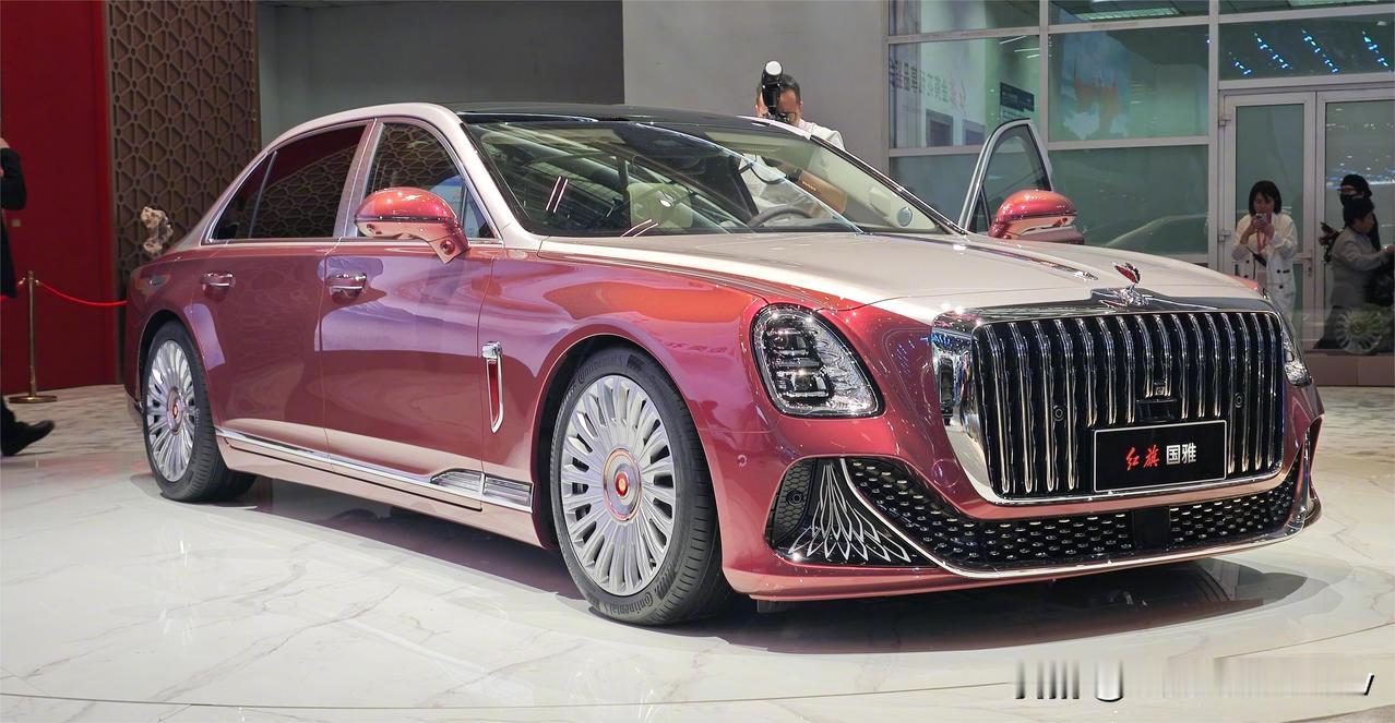 红旗L1北京车展亮相
红旗L1采用全新的设计风格，前脸格栅融入了大量镀铬材质，搭