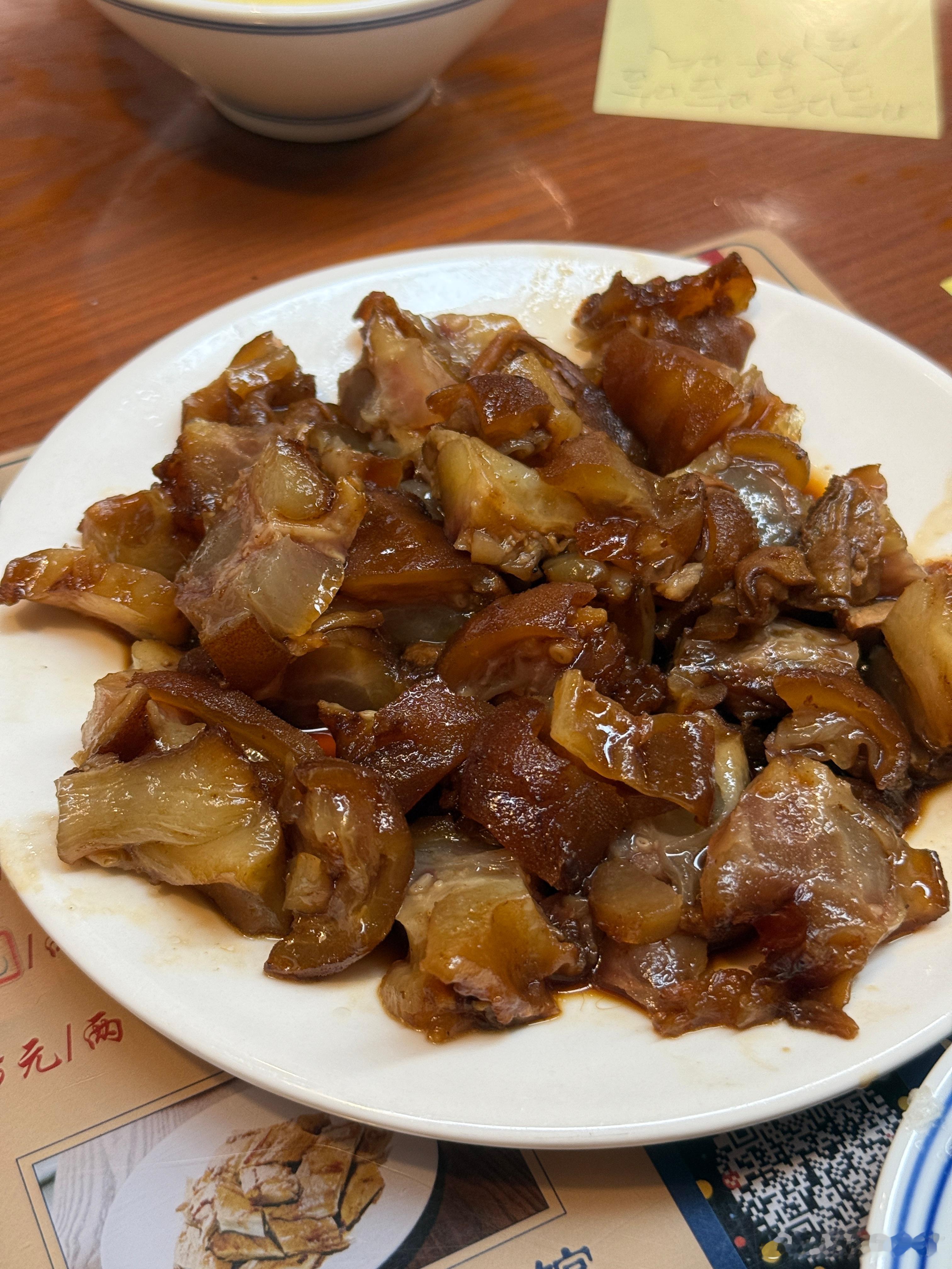 晚上喝🍷前垫垫肚子，在街上随便进了一家店，没想到很好吃，酱肉和锅贴都是家常味道