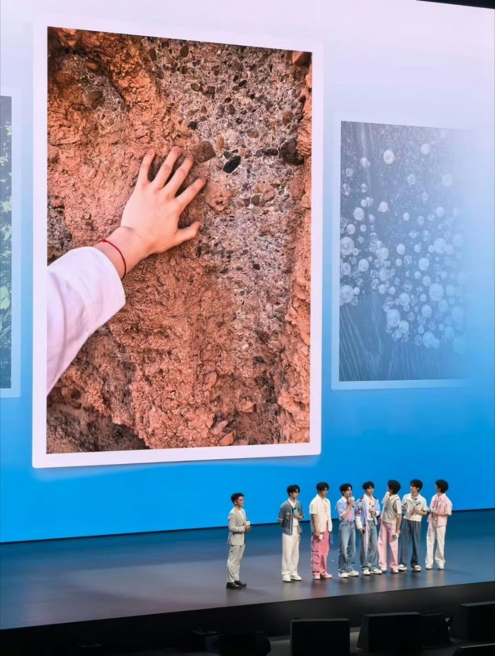 宋亚轩珍珠小子拍珍珠 新机到手当然要随手拍照记录啦， 时代少年团一路拍拍不停，看