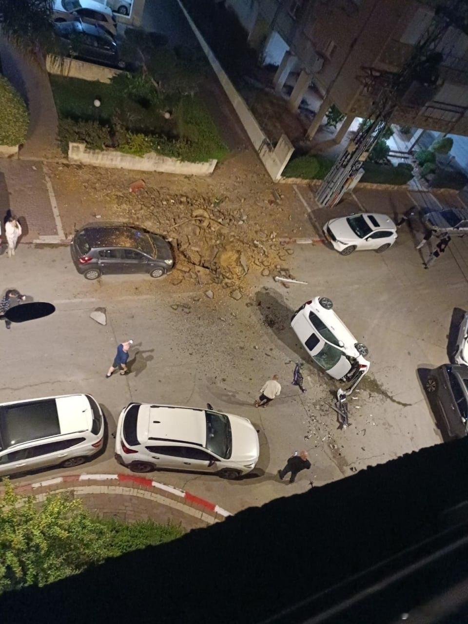 伊朗的彈道集束彈，單一一枚次彈械落地後造成的破壞。這些次彈械可能僅攜帶少量爆炸物