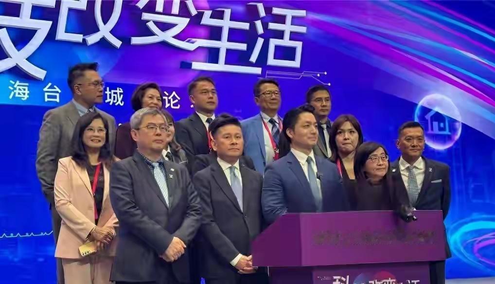 双城论坛近日圆满落幕，两岸同胞共话合作发展。
此次论坛不仅凝聚了共识，更通过互赠