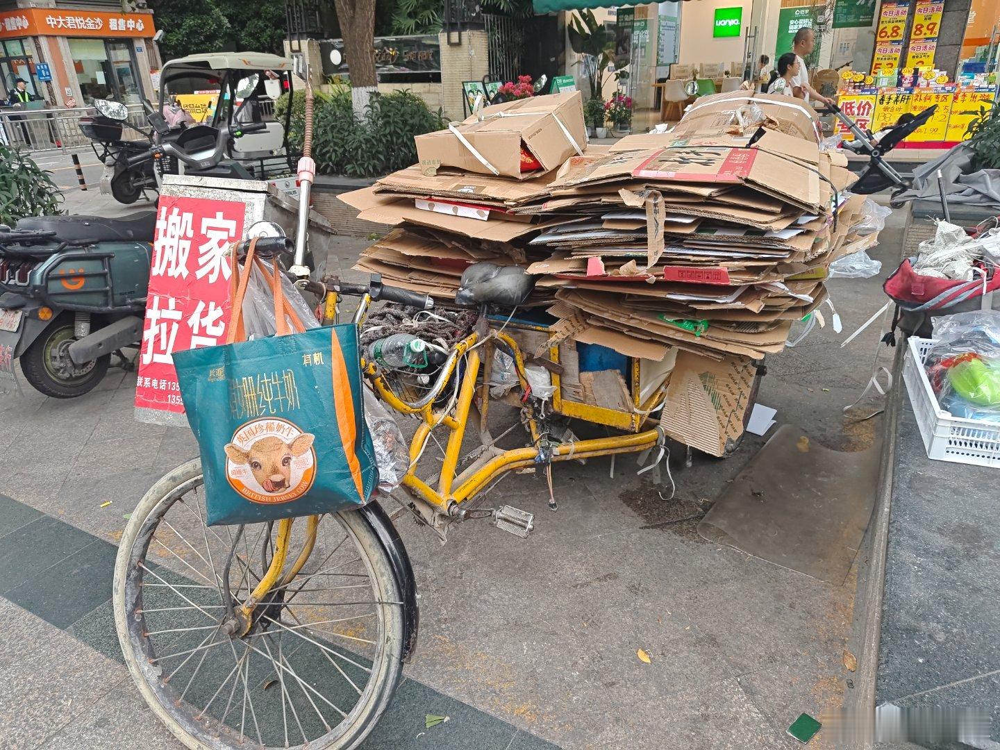 为啥卖纸壳会有羞耻感？这两天花钱太多，急需回血，扛了十斤纸箱去卖，其中有九斤是邻