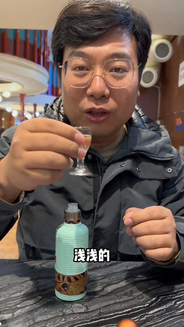 西安勇利烧烤配潭酒。
浅浅的，兄弟们。十串，串还挺大，这家的出品还是很稳定的。这