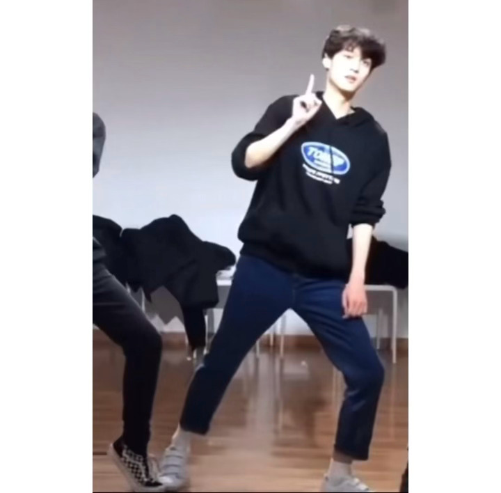 手脚越来越协调，跳得越来越好了！这个田栩宁还是那么萌！田栩宁blingbling