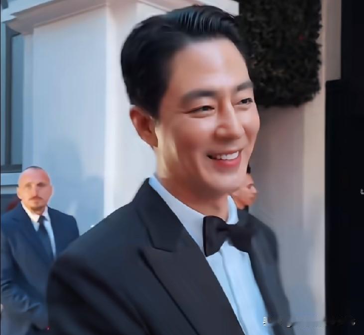 喜欢赵寅成这么多年了，这张脸咋还是这么帅！就是哥咱能不能刷点散粉啊，这也太油亮了