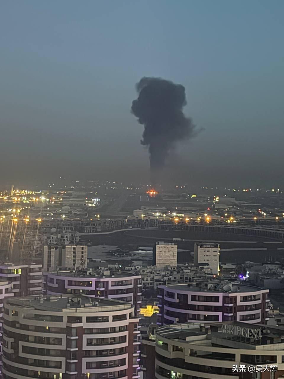 伊拉克埃尔比勒市的美军基地上空升起浓烟柱。