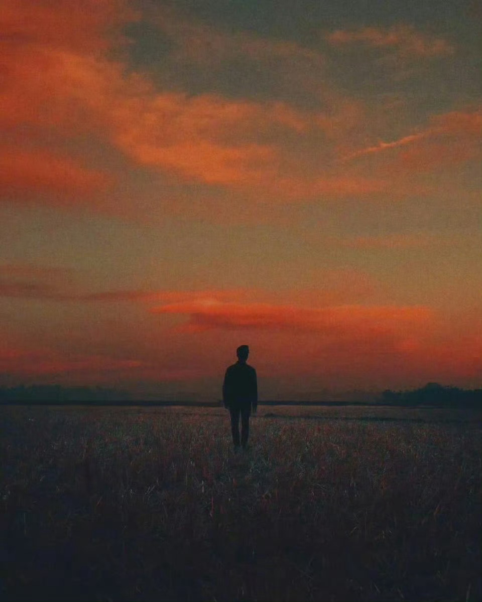 去感受这个世界，多向自己去解释自己的感受，尽可能减少去解释世界。这是回归本体的最