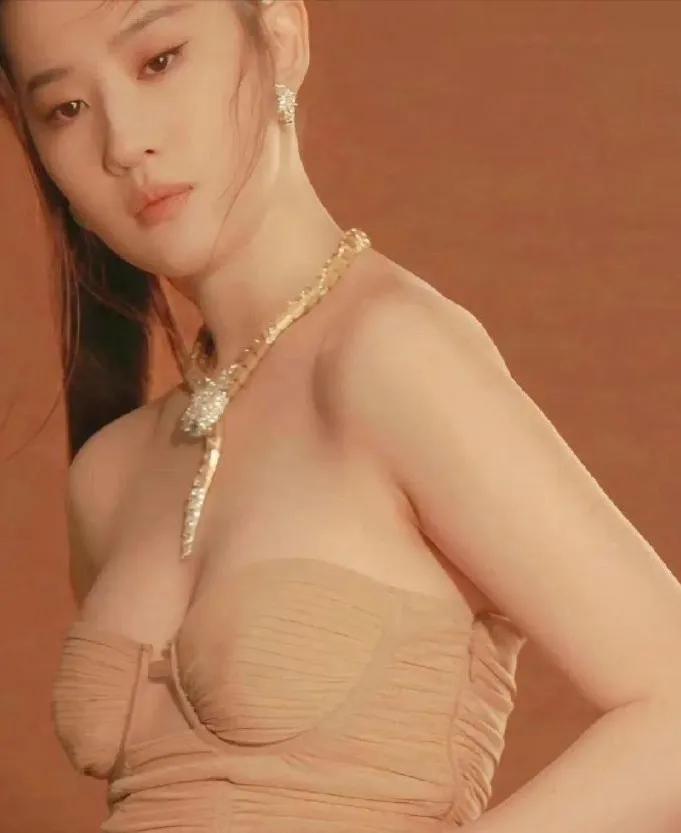 我敢保证，下面几张刘亦菲的图片见过的人应该不多吧，反正我是第一次见到。

图片中