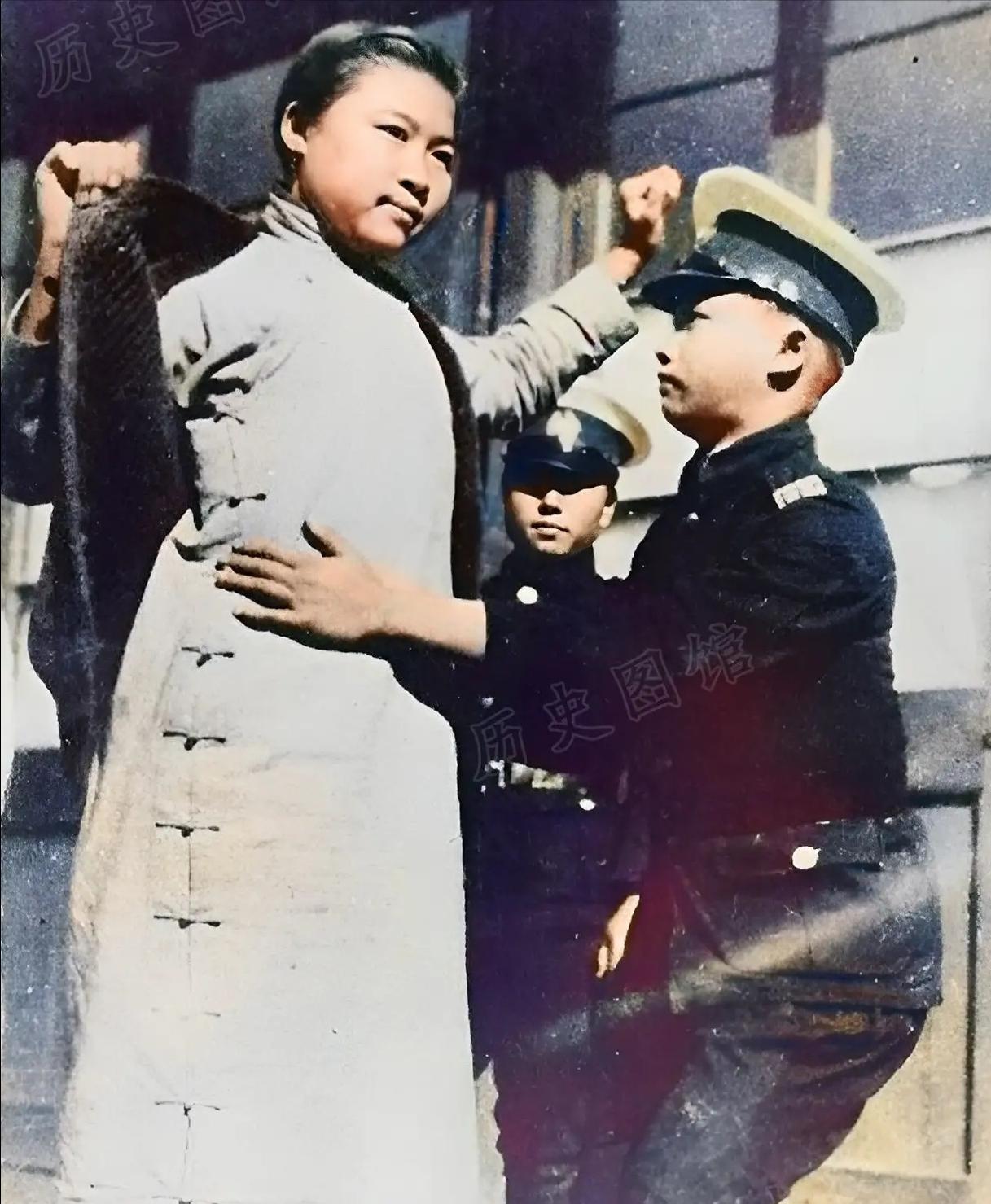 民国时期，上海，一名年轻的女子被迫掀开外套，接受一个黑衣白帽的巡警搜身。

这名