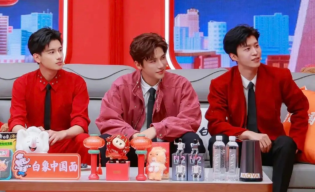 这三人站一块就很有喜感啊，爱看现发的有福了