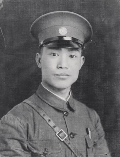 1925年，陈诚回家奔丧。7年不见的妻子，想与他同房。不料，刚到床上，就被他一脚