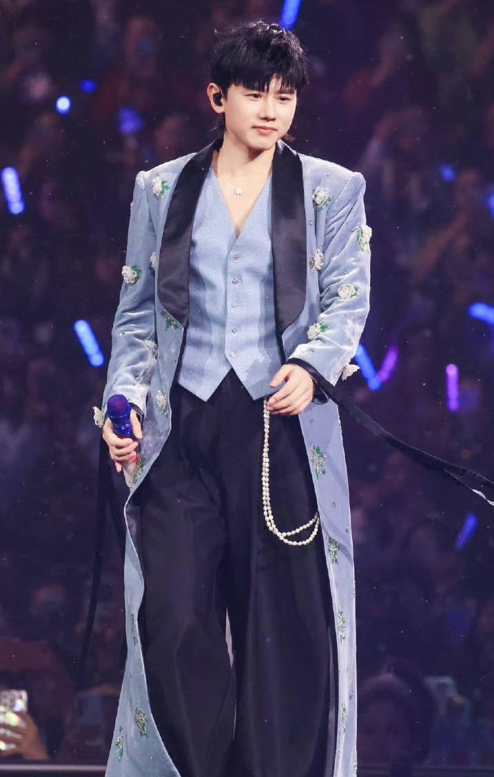 张杰来维护谢娜了，12月29日，张杰官宣在自己的跨年演唱会要特邀老婆谢娜一起合作